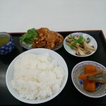 ザ・ごはんやさん - 唐揚げ、しめじの炒めもの、カボチャの煮物、ごはん大