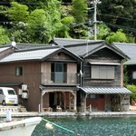 伊根の舟屋 雅 - 天橋立で海水浴の後、伊根の舟屋を見に♪
伊根湾めぐり遊覧船に乗ってカモメとトンビにえびせんあげて舟屋を眺めた後、カフェへ☆彡
伊根の舟屋を改装した日本でいちばん海に近い和カフェで宿泊も出来るらしい。