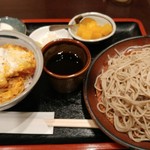 霞町 蕎麦処 ますだ屋 - セットの全容。かつ丼の後ろには香の物がある