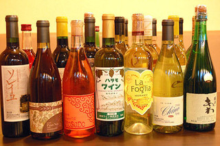 h Magokura - 年に一度は作り手を尋ね、熱い思いがこもったワイナリー直送の山梨ワイン。当店の料理に合わせてセレクトしています。