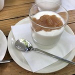 ミハエル - 自家製ヨーグルトに自家製りんごジャムを添えて