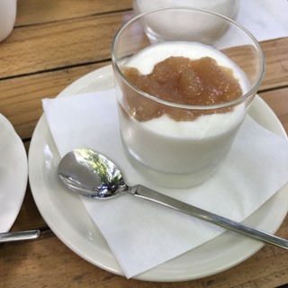 ミハエル - 自家製ヨーグルトに自家製りんごジャムを添えて