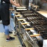 たこ磯 - ８つの銅鍋が並ぶ焼き場、プロのテクニックは素晴らしいの一言！（２０１８．８．１６）