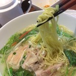 台湾料理 鼎 - ストレート細麺。全体にさっぱりしながら力強い美味しさです。