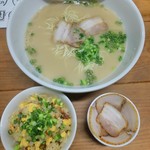 麺謹製3L's - らーめん(ばりかた)、トッピングにく、自家製チャーシューたっぷりチャーハン