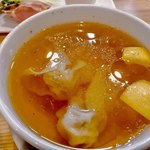 自家製麺 くろ松 - 黄金色に輝くスープ  美味すぎる     中には雲呑2個   