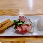 自家製麺 くろ松 - 具材左から太いメンマ  レア焼豚   下は鳥のレア焼豚   味たま