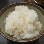 すずや - 美味しいごはん。当然お代わり自由。2杯目は大盛りにしてもらいました。