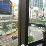すずや - 窓際カウンター席から見た風景。大ガードと某大型家電量販店