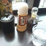 すずや - 左からトンカツソース、ごまドレッシング、青じそドレッシング。ソースはドロっと甘め