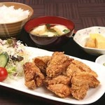 おらんち食堂 - ボリューム満点の「からあげ定食」女性に人気のからあげ3個の「ミニからあげ定食842円(税込)」もあります。