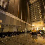 The Lobby Lounge - 入口を入ると開放感のあるホテルのロビーに繋がります。