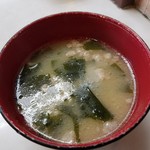 まるやま食堂 - みそ汁 豚挽肉？入り