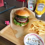 ザ・ブリックスカフェ - アボカドバーガーセット　￥1,400