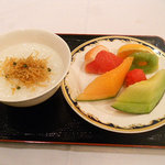 ザ・ウィンザーホテル洞爺リゾート＆スパ - お粥、フルーツ類