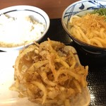 丸亀製麺 - 釜玉とかき揚げ天ぷらとごはん♪