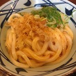 丸亀製麺 - 釜玉の卵がうどんの熱で半熟に！