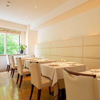 ゆっくりと時が流れる、自然に囲まれた優雅なレストラン