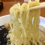 佐野サービスエリア 上り レストラン - 「佐野玉子ちゃん」麺リフト。麺は、完成度の高い佐野青竹手打ち風の麺だ。しかし、青竹手打ちか否かは不明。食感としては、一般的な青竹手打ち麺に比べて加水率が低めの感じがした。