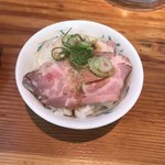 らーめん芝浜 - チャーシュー丼
      
      チャーシュー＊茶碗とも？温められており、最後まで冷めない。
      細やかな気配り
