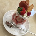 城山観光ホテルカフェサロン - いちごのパフェ