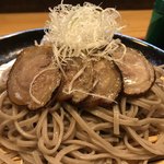 鴨也 - 蕎麦の上には鴨もも肉燻製