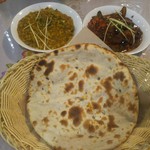 インド･パキスタン料理 ホット・スプーン - ロティ、ダルゴーシュト(左)、チキンティッカマサラ(右)