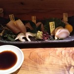 心楽 - 鯛、かんぱち、まぐろ、太刀魚、ほたて。どれも絶品～って、光の陰になって見にくい！
