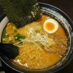 麺や 鶏恵 - 辛みそらぁめん 麺を引っ張り出し