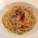 ボザール - アサリとトマトのペペロンチーノ