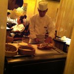 桃花林 - 北京ダックを切り分けてくださってます