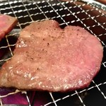 松阪牛炭火焼肉 東海亭 - 上タン塩焼いてます