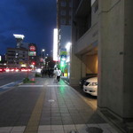 天寿し - 店前の通り