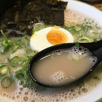 大砲ラーメン - 久留米豚骨ラーメンは呼び戻しスープが特長です。