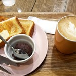 COLAZIONE VARIO - 小倉バタートースト、カフェラテ