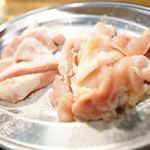 ホルモンと日本酒 ホルモン屋かねちゃん - トントロと鶏もも