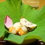 銀座 しのはら - 蓮の花びらに 大分県車海老 千葉県いすみ市大原の鮑 蓮根