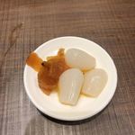 矢場とん - らっきょうと福神漬け