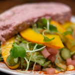 プールトワ - ランチコース 1700円 の田舎風パテとサラダ