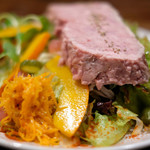 プールトワ - ランチコース 1700円 の田舎風パテとサラダ