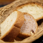 プールトワ - ランチコース 1700円 のくるみパン