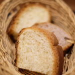 プールトワ - ランチコース 1700円 のくるみパン