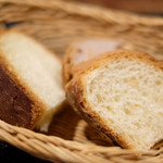 プールトワ - ランチコース 1700円 のくるみパン