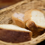 プールトワ - ランチコース 1700円 のくるみパン