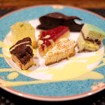 プールトワ - ランチコース 1700円 のデザート6種盛り合わせ