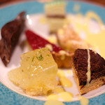 プールトワ - ランチコース 1700円 のデザート6種盛り合わせ