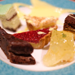 プールトワ - ランチコース 1700円 のデザート6種盛り合わせ