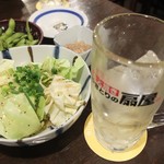 本陣串や - お通しのキャベツ、お替り自由の枝豆100円別、八戸産のいかを干して造った塩辛200円別