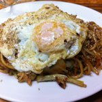 鉄板 好味 - キムチ焼きそば（目玉焼きのせ）