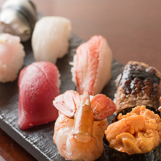 "Seasonal" seafood prepared by the connoisseur. Enjoy the four seasons with expertly made sushi